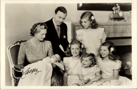 Picture Prince Gustav Adolf and Princess Sibylla of Sweden with their children, birth of Carl Gustaf