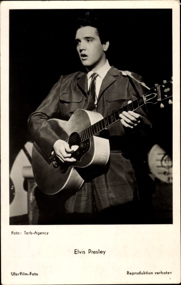 Postcard Actor and singer Elvis Presley, portrait with guitar