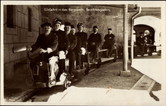 zdjęcie KP Berchtesgaden w Górnej Bawarii, kopalnia, ludzie w wagonie, wejście