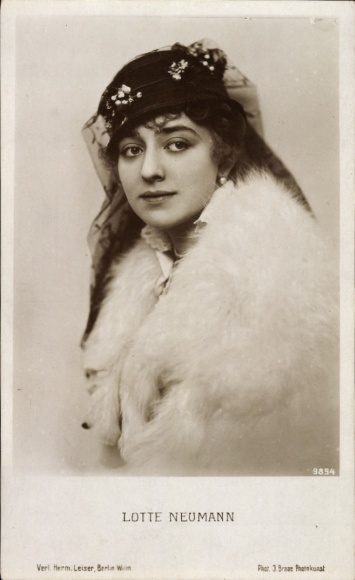Postcard Actress Lotte Neumann, Portrait, Fur Stole