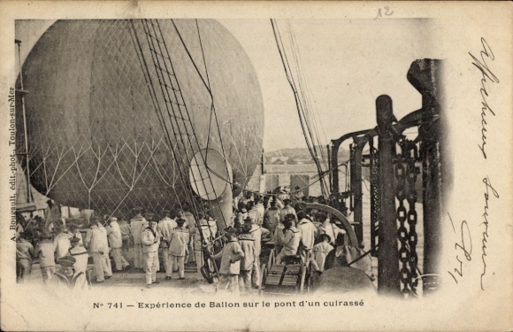 Ak Ballonexperiment auf dem Deck eines Kanonenboots, Französisches Kriegsschiff