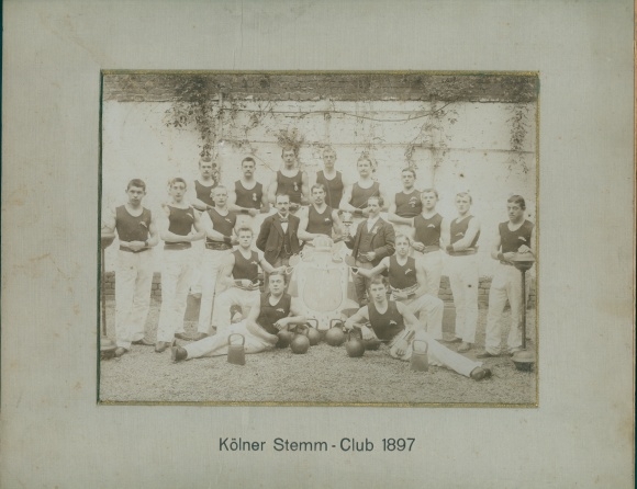 Photo weightlifter, Cologne Stemm Club 1897, dumbbell, kettlebell, weight training, body building