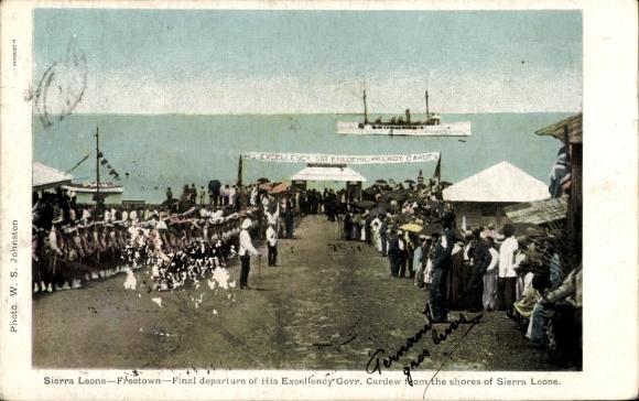 Ak Freetown Sierra Leone, Menschenmenge, Schiff, Banner, Abschied von Gouverneur Cardew