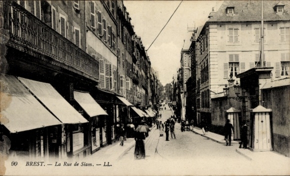 Postcard Brest Finistère, display of a street view, La Rue de Siam, people and shops