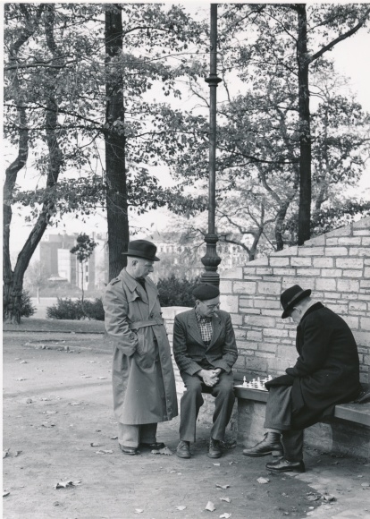 zdjęcie Berlin, Bert Sass, mężczyźni grają w szachy w parku, cygaro
