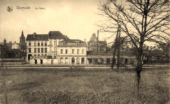 Ak Diksmuide Dixmude Westflandern, Bahnhof mit Gebäuden, Bäume im Vordergrund