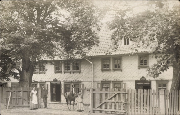 Foto Ak Siptenfelde Harzgerode im Harz, geschindeltes Wohnhaus, Anwohner, Pferd