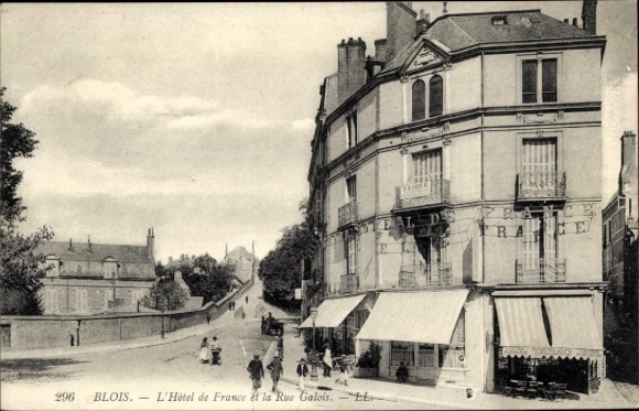 Postcard Blois Loir et Cher, L'Hôtel de France & la Rue Galois
