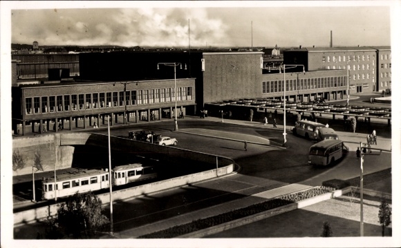Foto Ak Duisburg im Ruhrgebiet, neuer Bahnhof, Straßenbahn, Busse