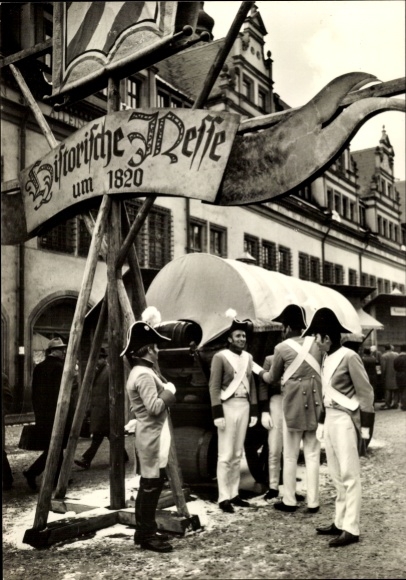 Postcard Leipzig, Historical Fair around 1820, people in costumes, Messeplatz
