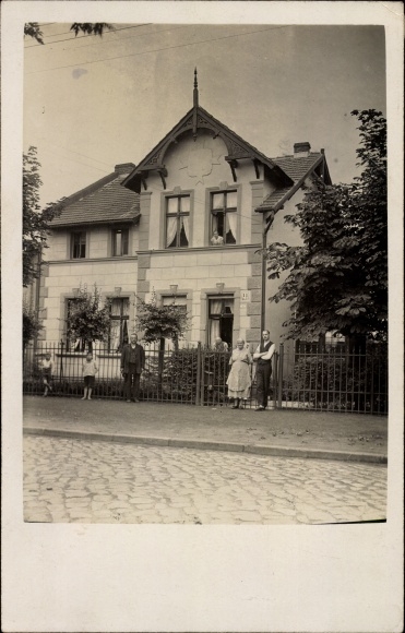 Photo Postcard Oranienburg in Brandenburg, family in front of a residential building