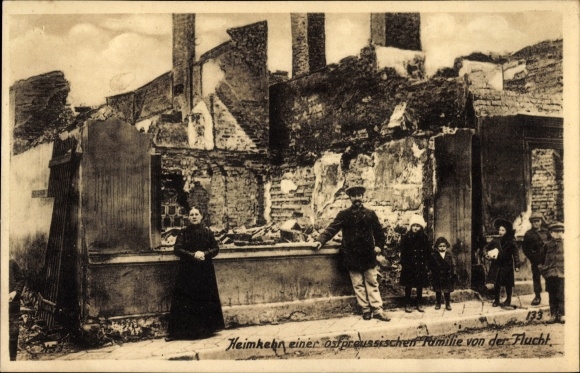 Postcard East Prussia, homecoming of a family from the flight, war destruction, I WK