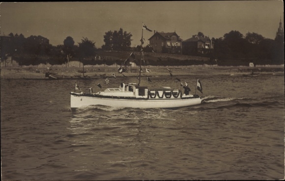 Photo PC Wiesbaden in Hesse, motor boat on the Rhine