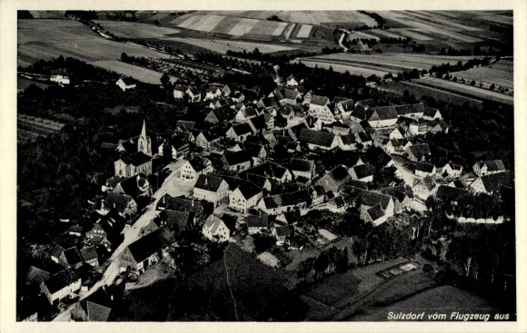 Ak Sulzdorf Schwäbisch Hall in Württemberg, Luftaufnahme von  Dorf mit vielen Dächern, Kirchengeb