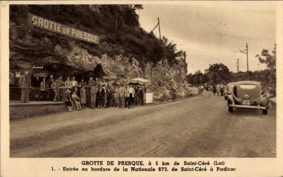 Ak Saint Céré Lot, Grotte de Presque, Menschenmenge, Straße, alte Autos