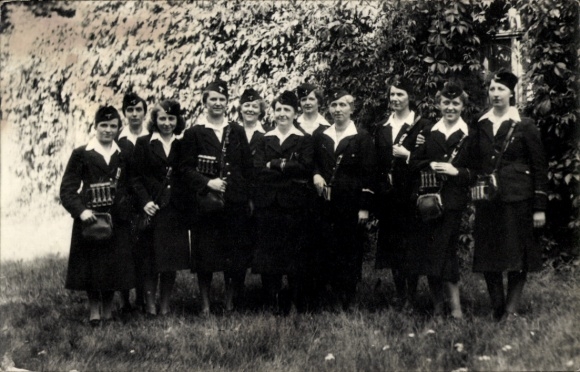 Photo Postcard Berlin, tram conductors in uniform, group photo 1942