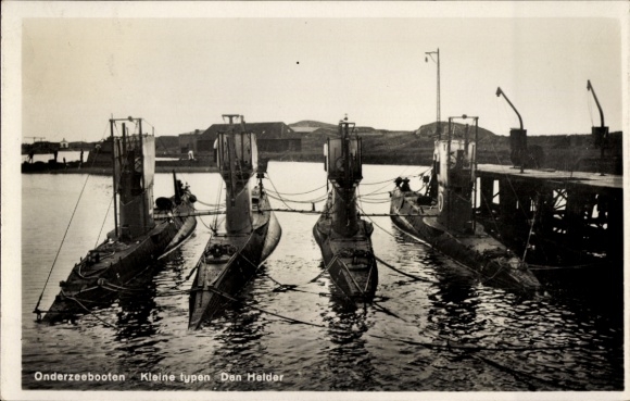 Postcard Den Helder North Holland Netherlands, submarines at the pier