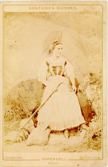 Photo Costumes Suisses, Appenzell, Appenzellerin in costume