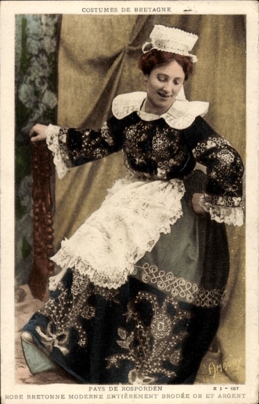 Postcard Rosporden Finistère, modern Breton dress, fully embroidered with gold and silver