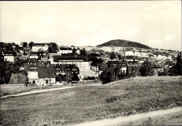 Ak Altenberg im Erzgebirge, Landschaftsaufnahme, Häuseransicht, Erzgebirgen im Hintergrund