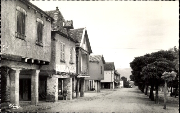 Ak Najac Aveyron, Schmale Straße, alte Häuser, Bäume, historische Architektur, Schwarz-Weiß