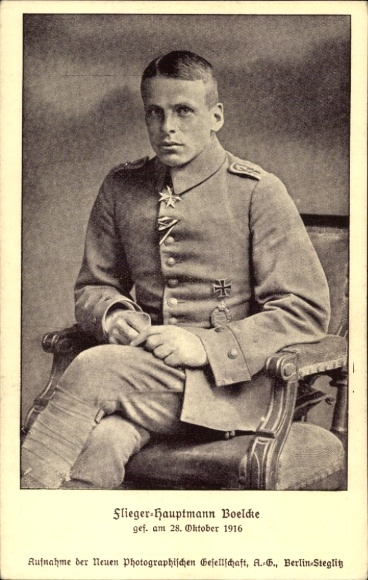 Postcard Fliegerhauptmann Boelcke, portrait, Iron Cross, medal