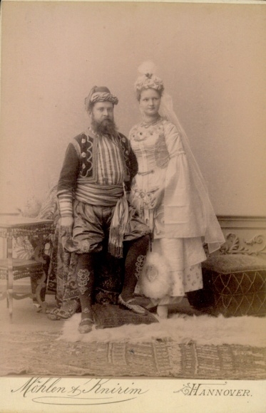 Cabinet photo couple in historical costumes, photographer Möhlen & Knirim, Hanover, Georgsplatz