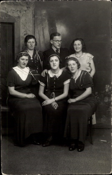 Foto Ak Gruppenbild der Frauen, Schwarze Kleider