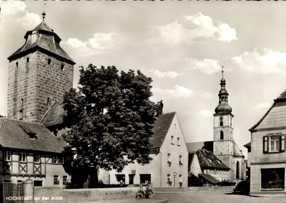Postcard Höchstadt an der Aisch, partial view, church, half-timbered house