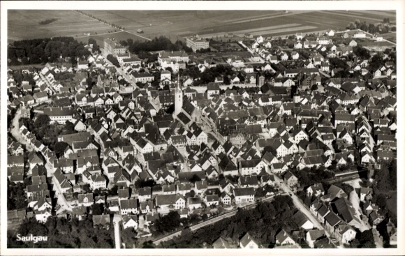 Ak Bad Saulgau in Oberschwaben, Luftaufnahme von  zahlreiche Häuser und Gebäude sichtbar