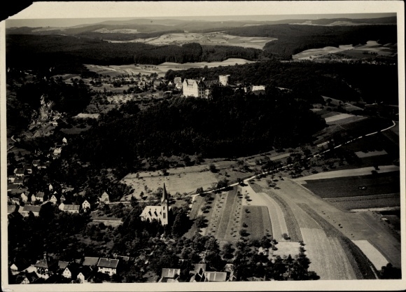 Ak Lichtenberg im Erzgebirge,  ein Schloss, eine Kirche und ein Dorf in einer ländlichen Umgeb...