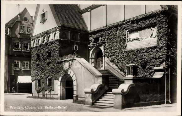Ak Weiden in der Oberpfalz Bayern, Relief am Rathaus, Gebäudedetail, Treppe