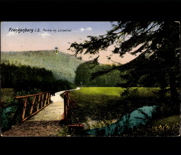 Ak Frankenberg in Sachsen, Frankenberg i.S., steinerne Brücke, Fluss, grüne Landschaft, Berge