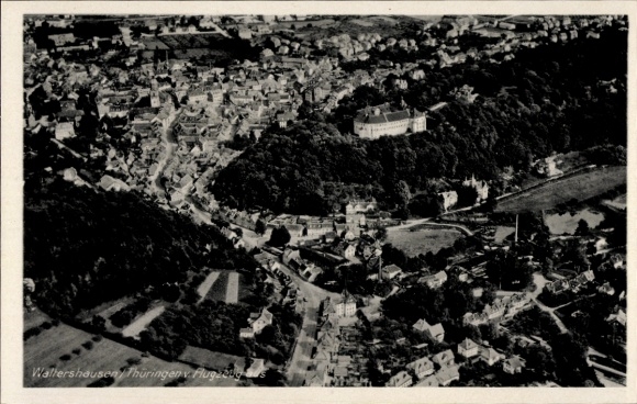 Ak Waltershausen in Thüringen, Luftaufnahme von  Thüringen, Stadtansicht, Historisches Gebäude