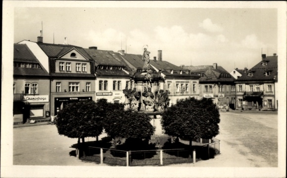 Ak Chrastava Kratzau Region Reichenberg, Brunnen mit Statue,  Gebäude im Hintergrund