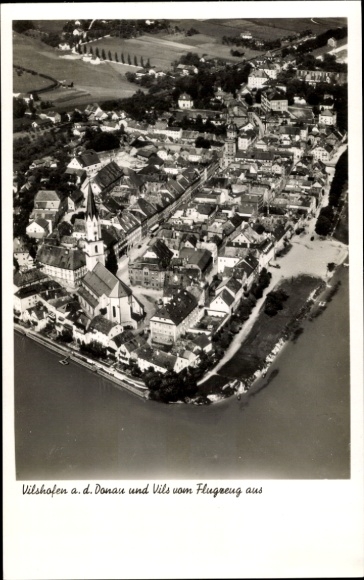 Ak Vilshofen an der Donau Niederbayern, Luftaufnahme von Vilshofen, Vilsfluss, Kirche, Donau, Ack