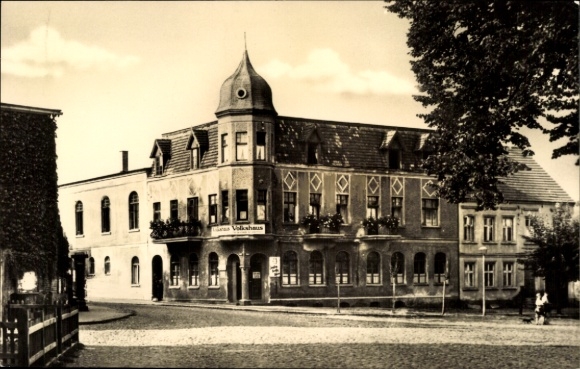 Ak Wesenberg in Mecklenburg, Volkshaus op de markt, historische architectuur, straat
