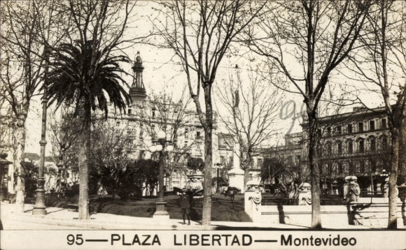 Ak Montevideo Uruguay, Plaza Libertad, Bäume, Palmen,  Gebäude