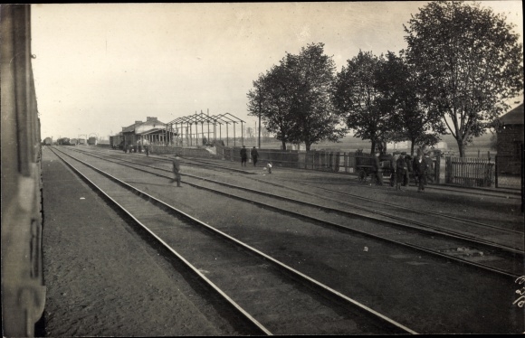 Photo Postcard Brest Litowsk Belarus, train station, tracks