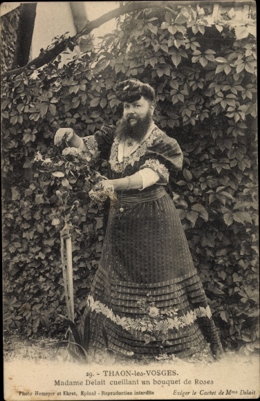 Ak Thaon les Vosges, Madame Delauit cueillant un bouquet de Roses, bärtige Dame