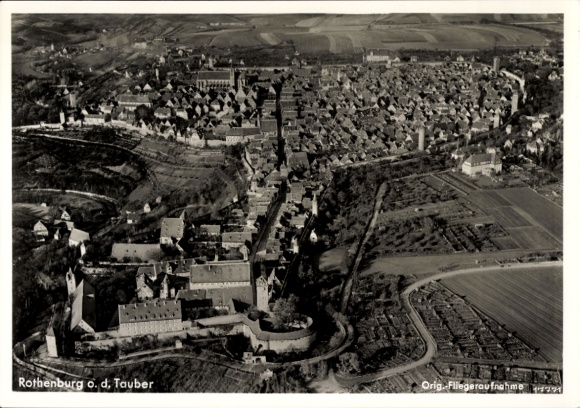 Ak Rothenburg ob der Tauber Mittelfranken, Luftaufnahme der Stadt,  Architektur, Stadtmauer