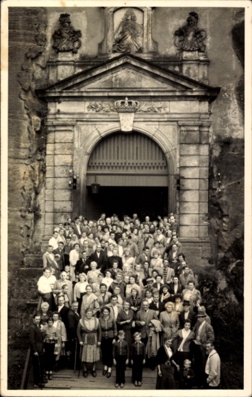 Ak Königstein an der Elbe Sächsische Schweiz, Gruppenfoto vor Festung, viele Personen,  Architekt
