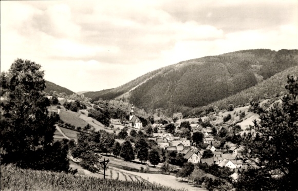 Ak Döschnitz in Thüringen, Schöne Landschaft, Häuseransicht, Kirche in Döschnitz, Berge