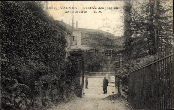 Postcard Vanves Hauts de Seine, The entrance to the gardens of the Town Hall