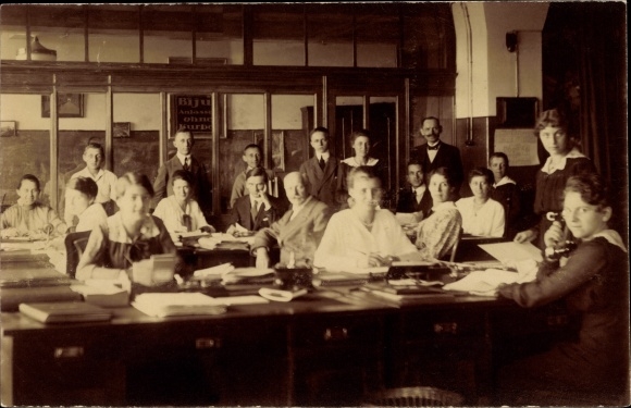 Photo Postcard Company Arthur Haendler GmbH, office, employees at desks, 1917