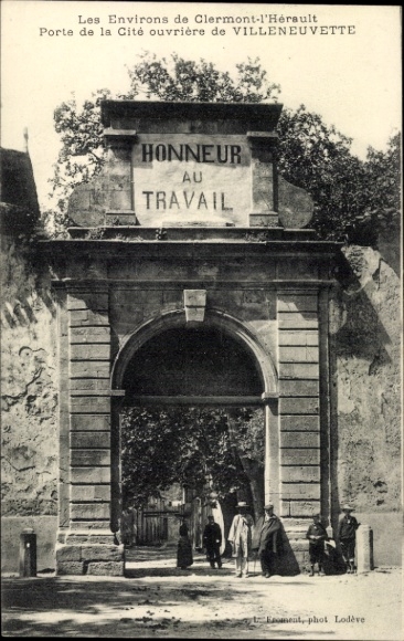 Postcard Clermont l'Hérault Hérault, Porte de la Cite ouvriere de Villeneuvette