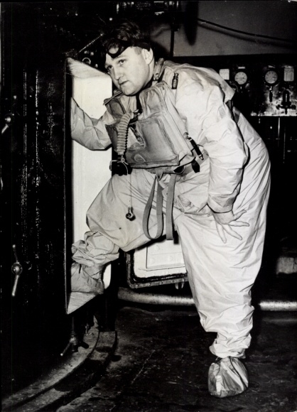 Photo British warship, submarine, marine, protective suit