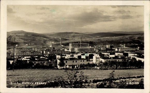Ak Zlín Gottwaldov in Mähren Region Zlin, Industriegebäude, Berglandschaft, Fabriken und Wohnh...