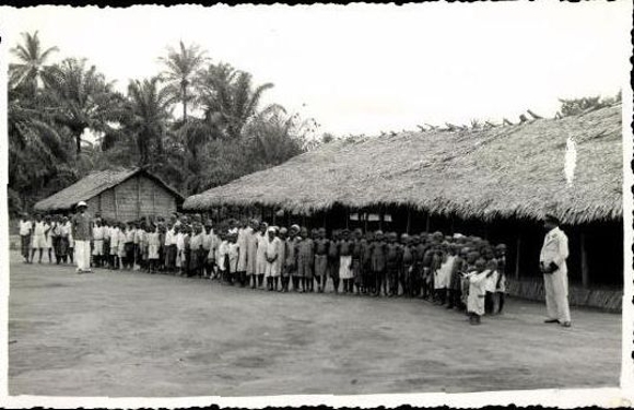 9 oude foto's Kameroen, school in Bassa, diverse uitzichten