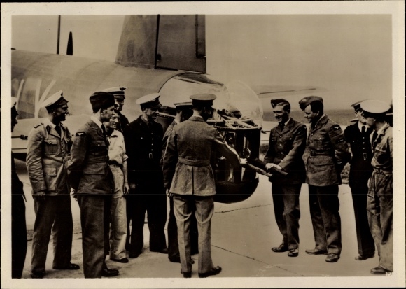 Photo Heinrich Hoffmann, French and English fighter pilots at Paris airport, July 1939